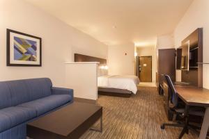 Tempat tidur dalam kamar di  Holiday Inn Express & Suites