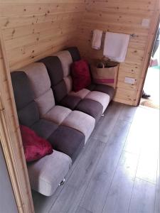 - un salon avec un canapé et une chaise dans l'établissement shanagarry / Ballycotton Glamping pod, à Cork