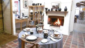 - un salon avec une table et une cheminée dans l'établissement shanagarry / Ballycotton Glamping pod, à Cork