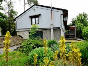 Cosy chalet in Barvaux with fenced gardenにある庭