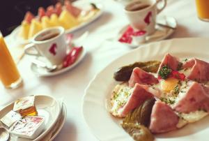 un tavolo con piatti e tazze di caffè di Restaurace a Penzion Praha a Dolní Dunajovice