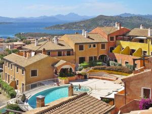 un resort con piscina, edifici e oceano di Attico Romantico vista mare alla Maddalena a La Maddalena