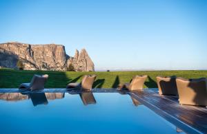 eine Sitzreihe auf einem Tisch in der Unterkunft Hotel Santner Alpine Sport & Relax in Alpe di Siusi