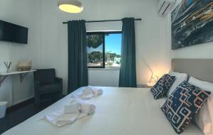 Ein Bett oder Betten in einem Zimmer der Unterkunft Pine House - Faro Airport, Beach and City Center