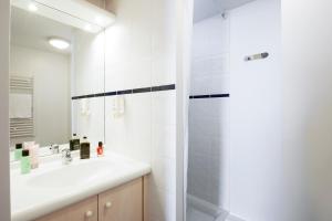 A bathroom at Aparthotel Adagio Access Strasbourg Illkirch