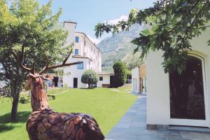 una estatua de un reno delante de un edificio en Hotel Diana Jardin et Spa, en Aosta