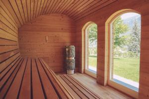 Habitación vacía con 2 ventanas en una cabaña de madera en Hotel Diana Jardin et Spa, en Aosta