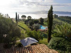 an overhead view of a house with an umbrella at Tenuta Di Canonica in Todi