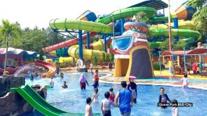 een groep mensen in een waterpark bij Kasira Residence in Jakarta