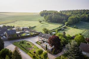 z góry widok na duży dom z dziedzińcem w obiekcie Landhaus vor Burg Eltz w mieście Wierschem