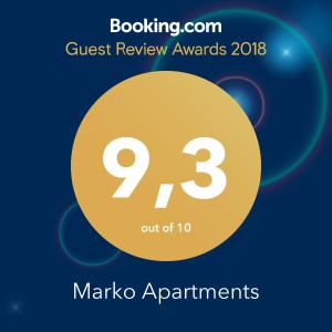 ウルツィニにあるMarko Apartmentsの九号のクエストレビュー賞を読むサイン