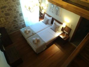 een slaapkamer met een bed bij D'Argento Boutique Rooms in Rhodos-stad