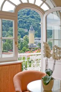 una camera con finestra affacciata su un faro di Häcker's Hotel a Bad Ems