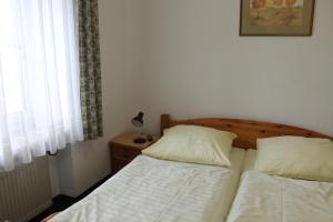 Cama ou camas em um quarto em Pension Locarno