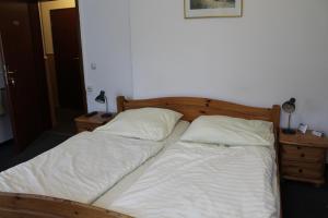 Cama ou camas em um quarto em Pension Locarno