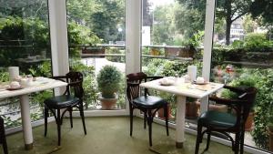 a table and chairs in a room with a window at Entrée Groß Borstel Garni Hotel in Hamburg