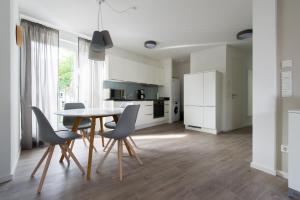 - une cuisine et une salle à manger avec une table et des chaises dans l'établissement Ferienwohnung Wilhelmstraße, à Tübingen