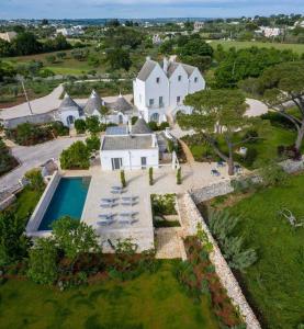 - une vue aérienne sur une grande maison avec une piscine dans l'établissement Masseria Grofoleo, à Locorotondo