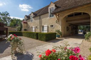 een huis met bloemen ervoor bij Hôtel Le Clos in Montagny-lès-Beaune