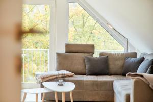 een woonkamer met een bank en een raam bij Ferienwohnung Bella Vista in Bernkastel-Kues