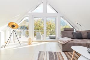 een woonkamer met een bank en een groot raam bij Ferienwohnung Bella Vista in Bernkastel-Kues