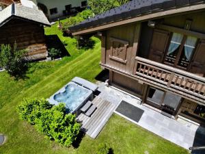 eine Luftansicht eines Hauses mit Whirlpool im Hof in der Unterkunft Chalet Luxe Les Mélèzes in Samoëns