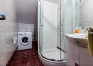 bagno con doccia e lavatrice. di Apartments Dijana a Zara (Zadar)