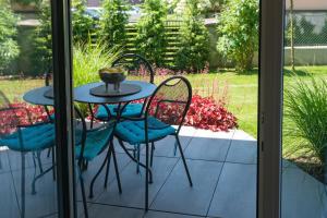 eine Terrasse mit einem Tisch und Stühlen auf einer Terrasse in der Unterkunft Apart of me Villach in Villach