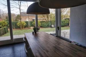 En have udenfor Bed & Wellness Boxtel, luxe kamer met airco en eigen badkamer, ligbad