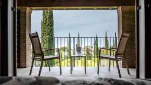 2 chaises et une table sur un balcon dans l'établissement Hotel Relais Agli Olivi, à Lazise