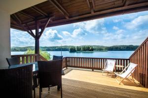 d'une terrasse avec des chaises et une vue sur le lac. dans l'établissement Tawerna Kaszubska, à Ostrzyce