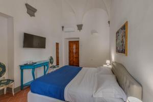 1 dormitorio con cama y mesa azul en Residenza d'Epoca Galleria dell'Accademia, en Florencia