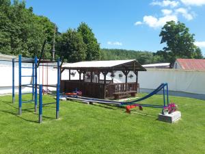 un parque con parque infantil y cenador en A1 Štart, en Starý Smokovec