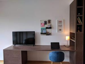 Cosy Design Apartment IV TV 또는 엔터테인먼트 센터