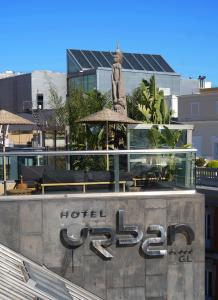 un cartello con una statua in cima a un edificio di Hotel Urban,a Member of Design Hotels a Madrid