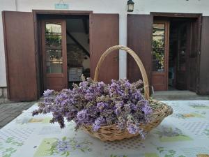 um cesto de flores roxas sentado numa mesa em Sobe Gajić Sremski Karlovci em Sremski Karlovci