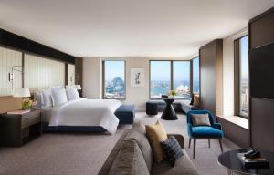 Tempat tidur dalam kamar di Four Seasons Hotel Sydney