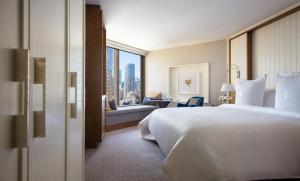 Tempat tidur dalam kamar di Four Seasons Hotel Sydney