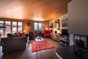 een woonkamer met een bank en een tafel bij Chalet Bella Vista 4 in Wengen