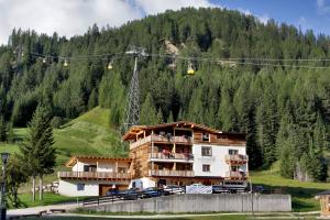 un edificio con un remonte en las montañas en B&B La Tranquillitè, en Corvara in Badia