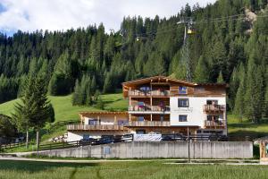 una casa en medio de una montaña en B&B La Tranquillitè, en Corvara in Badia