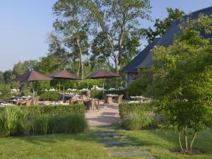 Um jardim no exterior de Les Manoirs de Tourgéville