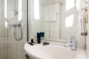 Ibis Schiphol Amsterdam Airport tesisinde bir banyo