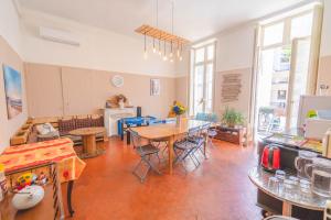 uma sala de estar com uma mesa e uma cozinha em La Maïoun Guesthouse em Nice