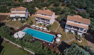 uma vista aérea de uma casa com piscina em Summer Dream Lefkas em Lefkada Town