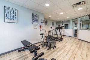 een fitnessruimte met fietsen en fitnessapparatuur in een kamer bij Quality Inn Branson - Hwy 76 Central in Branson