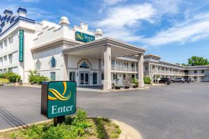 een gebouw met een bord voor de deur bij Quality Inn Branson - Hwy 76 Central in Branson