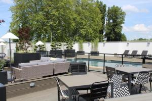 Piscina a Golden Tulip Roissy Saint Witz o a prop