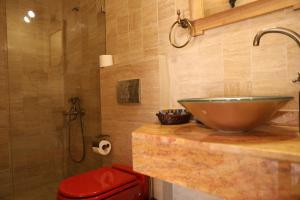 a bathroom with a bowl sink and a toilet at Hanımkız Konagı in Avanos