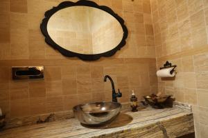 a bathroom with a sink and a large mirror at Hanımkız Konagı in Avanos